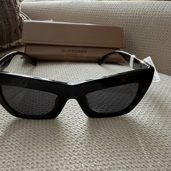 Burberry Black Cat-Eye Sunglasses NWT - Picture 6 of 9